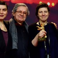Romanian director Adina Pintilie poses with the Golden Bear she received for \"Touch Me Not\" at a news conference following the awards ceremony of the Berlin International Film Festival on Saturday. With her are Bulgarian actress Irmena Chichikova, producer Philippe Avril (second from left) and Icelandic actor Tomas Lemarquis. | AFP-JIJI