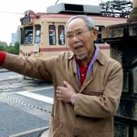 Lee Jong Keun talks about the 1945 atomic bombing near the Kojin Bridge in the city of Hiroshima. | CHUGOKU SHIMBUN