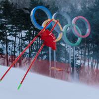 TOPSHOT - A gate flag flutters in the wind after the women\'s giant slalom was postponed due to high winds at the Jeongseon Alpine Center during the Pyeongchang 2018 Winter Olympic Games in Pyeongchang on February 12, 2018. 
 / AFP PHOTO / Dimitar DILKOFF | AFP-JIJI