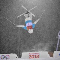 TOPSHOT - Kazakhstan\'s Yulia Galysheva competes in the women\'s moguls final 2 during the Pyeongchang 2018 Winter Olympic Games at the Phoenix Park in Pyeongchang on February 11, 2018. / AFP PHOTO / Martin BUREAU | AFP-JIJI