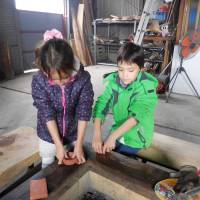 Children enjoy experience of making Yuge salt. | SHIMANO KAISHA