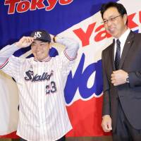 Norichika Aoki (left) and Tokyo Yakult Swallows manager Junji Ogawa attend a news conference in Naha, Okinawa Prefecture, on Tuesday. Aoki rejoined the Swallows after playing in the major leagues from 2012-17. | KYODO