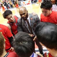 Iwate coach Donte\' Hill speaks to his players during a timeout on Sunday. The Big Bulls beat the visiting Gunma Crane Thunders in overtime to snap a 24-game losing streak. | B. LEAGUE