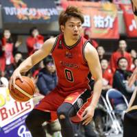 Iwate guard Tatsunori Fujie runs the offense on Sunday. | B. LEAGUE