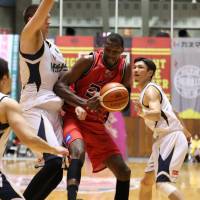 Big Bulls forward Lawrence Blackledge works the ball inside against the Crane Thunders last weekend. | B. LEAGUE