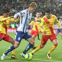 Pachuca\'s Keisuke Honda takes on the Morelia defense during their Mexican first-division match on Saturday. | KYODO