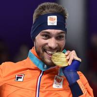 Men’s 1,000-meter champion Kjeld Nuis celebrates on the podium following Friday’s race in Gangneung, South Korea. | AFP-JIJI