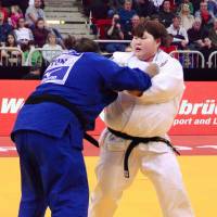 Sara Asahina takes on Tunisia\'s Nihel Cheikh Rouhou in the final of the women\'s over-78-kg competition at the Dusseldorf Judo Grand Slam on Sunday. | KYODO