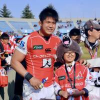 Sunwolves flanker Kazuki Himeno poses with a fan following the team\'s loss to the Brumbies in their season opener on Saturday. | KAZ NAGATSUKA