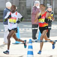 South Africa\'s Desmond Mokgoba (left) and Hayato Sonoda compete during the Beppu-Oita Marathon on Sunday. | KYODO