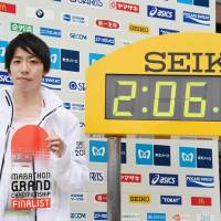 Tokyo Marathon runneru-up Yuta Shitara sets a Japanese record for a marathon, completing Sunday\'s race in 2 hours, 6 minutes and 11 seconds. | KYODO