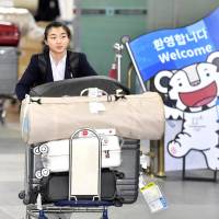 Kaori Sakamoto arrives at Yangyang International Airport in South Korea on Sunday ahead of the Pyeongchang Olympics. | KYODO
