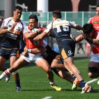 Lomano Lava Lemeki of the Sunwolves carries the ball during Saturday\'s game against the Brumbies. | AFP-JIJI