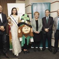 Irish Ambassador Anne Barrington poses for a photograph with (from left) Hakuei Kosato of La Ditta Japan, Miss World Japan Haruka Yamashita, Yoshiro Tsuchiya of the Ireland-Japan Chamber  of Commerce and Declan Somers, chairperson of Irish Network Japan after the launch of the Saint Patricks Day Festival in Japan 2018 at the Foreign Correspondents\' Club      of  Japan on Feb. 16.      photo courtesy of The irish embassy | KYODO