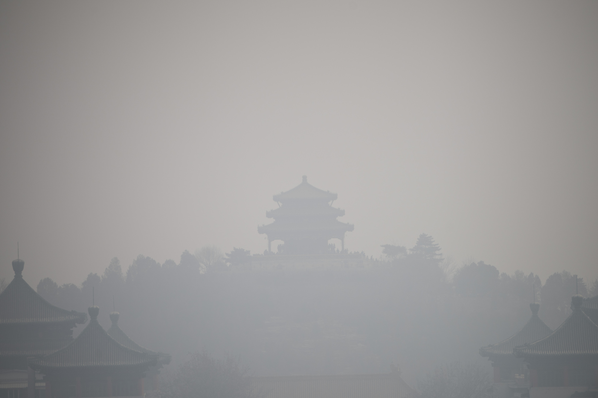 Polluted air cloaks Jinshang Hill on Wednesday. | AFP-JIJI