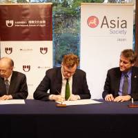 International House of Japan Chairman Akashi Yasushi (left), Asia Society Trustee Charles Rockefeller (center), and Asia Society Executive Vice President Tom Nagorski sign a memorandum of understanding Friday at the International House of Japan. | ASIA SOCIETY