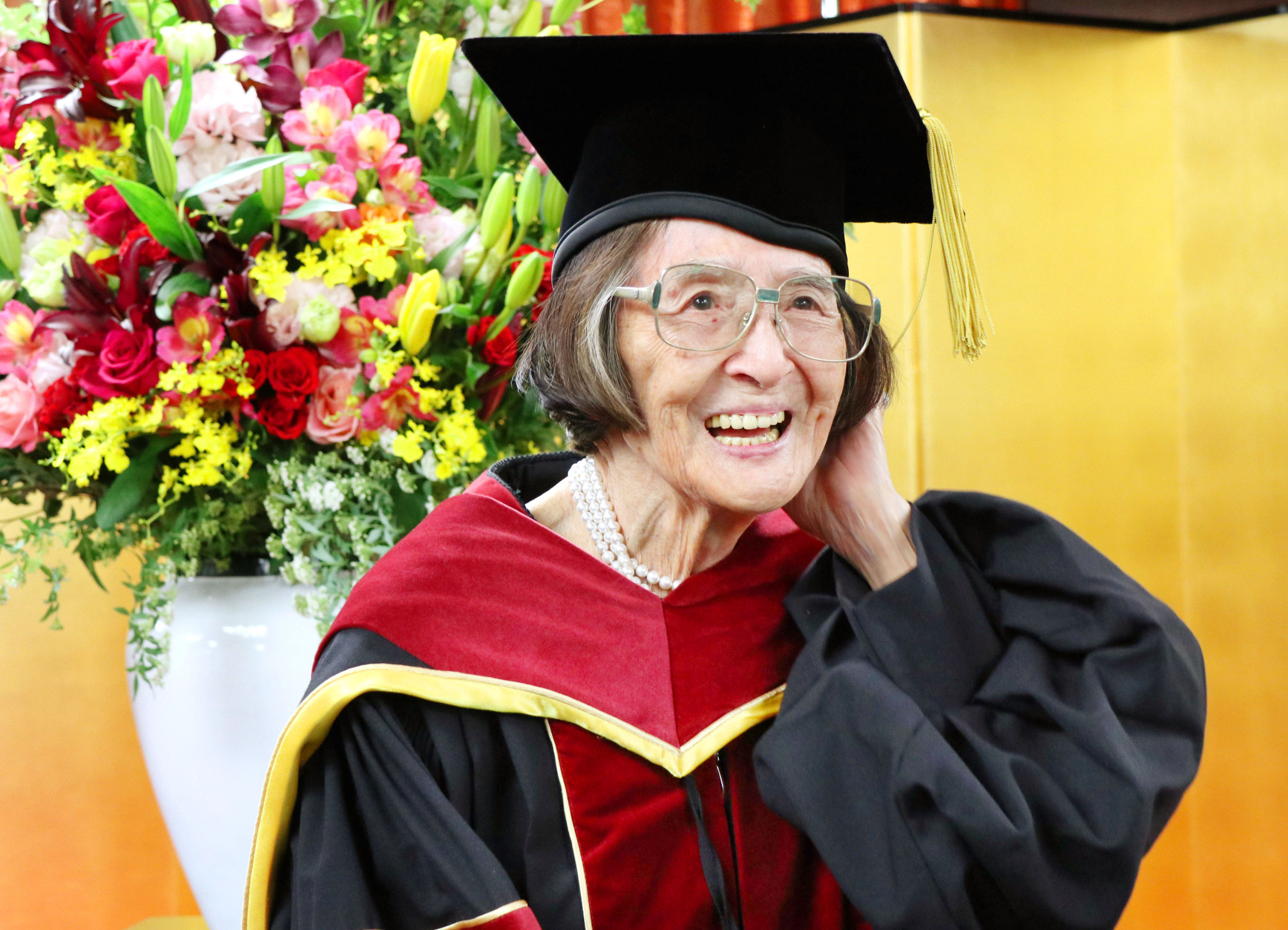 Kiyoko Ozeki, 88, who became the oldest person to earn a doctoral degree in Japan on Saturday, attends a ceremony at Ritsumeikan University in Kyoto. | KYODO