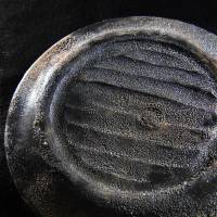 This tray, donated by Ensuke Kushima in 1973, was found in the ruins of a private home after the war. Its glaze melted because of the high-temperature flames of the Hiroshima atomic bomb. | CHUGOKU SHIMBUN
