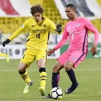 Kashiwa\'s Junya Ito (left) controls the ball during Tuesday night\'s match against Kitchee at Hitachi Stadium. Ito scored the only goal as Reysol earned their Asian Champions League victory of the year. | KYODO