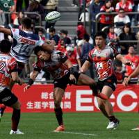 Melbourne Rebels fullback Jack Maddocks (second from left) battles for the ball with the Sunwolves\' Ryuji Noguchi (center) during Super Rugby action on Saturday in Tokyo. | AFP-JIJI