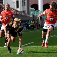 The Chiefs\' Damian McKenzie scores a try against the Sunwolves in a Super Rugby match in Tokyo on Saturday. | AFP-JIJI