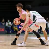 Levanga guard Asahi Tajima runs the offense as the Storks\' Noriaki Dohara defends in the fourth quarter on Tuesday night in Sapporo. Hokkaido routed Nishinomiya 89-60. | B. LEAGUE