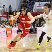Alvark guard Seiya Ando dribbles the ball in the fourth quarter on Sunday against the Sunrockers at Arena Tachikawa Tachihi. Ando scored a team-high 17 points in Tokyo\'s 75-67 win over Shibuya. | B. LEAGUE