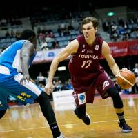 Kawasaki\'s Lou Amundson drives to the basket in the fourth quarter against Shiga\'s Faye Samba at Todoroki Arena on Friday night. The Brave Thunders beat the Lakestars 83-60. | B. LEAGUE