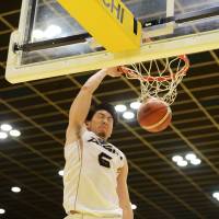 Mikawa\'s Makoto Hiejima scored a game-high 26 points, including this dunk, against Shibuya on Sunday at Aoyama Gakuin University Memorial Hall. The SeaHorses beat the Sunrockers 81-77. | B. LEAGUE
