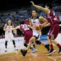 Alvark forward Shohei Kikuchi drives to the basket in Friday\'s game against the Brave Thunders at Todoroki Arena. Tokyo beat Kawasaki 80-71. | B. LEAGUE