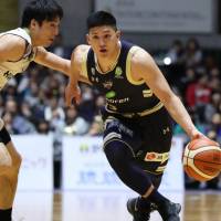 The Kings\' Shota Tsuyama dribbles the ball in second-quarter action on Friday. | B. LEAGUE