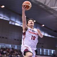 Kawasaki’s Yuya Kamata drives to the basket in the third quarter on Sunday against host Yokohama. | B. LEAGUE