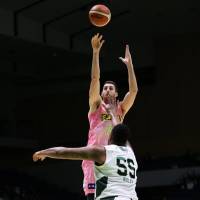 Hokkaido\'s Marc Trasolini shoots a jumper over Nishinomiya\'s Cameron Ridley in the second quarter on Tuesday. | B. LEAGUE