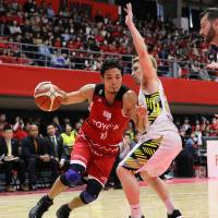 Alvark forward Shohei Kikuchi drives on the Sunrockers’ Morihisa Yamauchi on Sunday. | B. LEAGUE