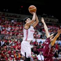 Tokyo\'s Daiki Tanaka shoots a jumper in the first quarter on Friday night. Tanaka scored 16 points and dished out seven assists. | B. LEAGUE
