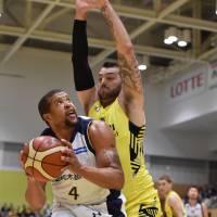 Tochigi\'s Jeff Gibbs prepares to shoot the ball as Shibuya\'s Josh Harrellson defends in first-quarter action on Friday night at Sumida City Gymnasium. The Brex defeated the Sunrockers 87-64. | B. LEAGUE