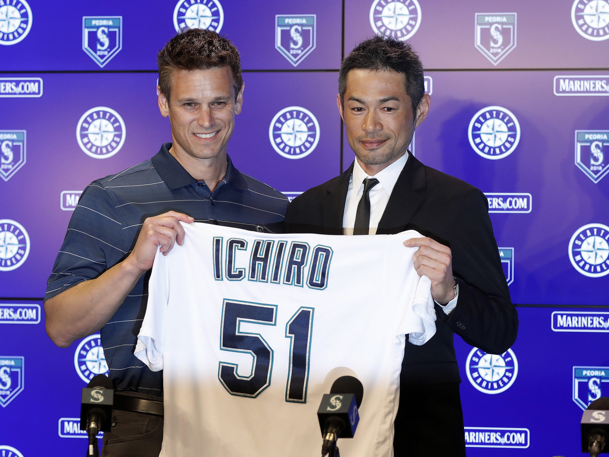 Ichiro Suzuki stands next to Seattle Mariners general manager Jerry Dipoto during a news conference in Peoria, Arizona, on Wednesday after signing a one-year contract with the team. | AP