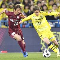 Vissel\'s Wataru Hashimoto (left) and Reysol\'s Junya Ito vie for the ball during Friday\'s J. League match at Kashiwa Stadium. Reysol defeated Vissel 2-1. | KYODO
