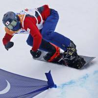 Gurimu Narita competes in the men’s snowboarding banked slalom at the Pyeongchang Winter Paralympics on Friday. Narita won the gold medal in the SB-LL2 classification. | KYODO