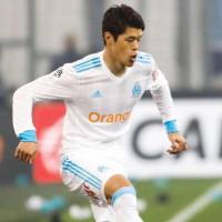 Hiroki Sakai controls the ball during Marseille\'s French league game against Lyon on Sunday. | KYODO