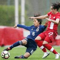 Japan\'s Mana Iwabuchi (left) and Canada\'s Jessie Fleming vie for the ball in an Algarve Cup match on Wedneday. Canada won 2-0. | GETTY / VIA KYODO