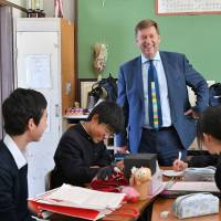 British Ambassador Paul Madden (center) visits Ota Kuritsu Omori Fourth Junior High School on March 13, where he observed an English lesson by Leaders of English Education Project (LEEP) teacher Etsuko Ehama (left). LEEP has been run by the British Council on behalf of the Japanese ministry of education since April 2014. | YOSHIAKI MIURA