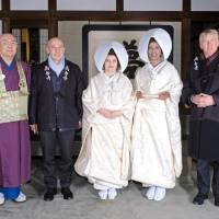 Kodaiji temple\'s head priest, Tensho Goto (left), poses with Italian Ambassador Giorgio Starace (second from left) and his wife, Matelda (center), and Belgian Ambassador Gunther Sleeuwagen (right) and his wife, Rahel Zewdie, during the Kitsune no Yomeiri (The Fox\'s Wedding) parade in Kyoto\'s Higashiyama district. | TAKAHIRO HAYASHI