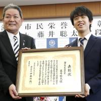 Seto Mayor Yasunori Ito holds the newly created citizen honor award  with 15-year-old shogi sensation Sota Fujii, Japan\'s youngest professional player, during a Friday morning ceremony in his hometown in Aichi Prefecture. Fujii holds the record for most consecutive wins. | KYODO