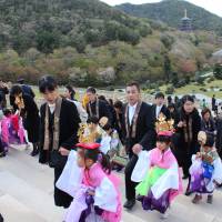 Children and their parents march together in this year\'s Chigo Oneri Kuyo procession. | MASAAKI KAMEDA