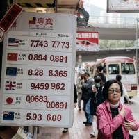 A senior adviser to the People\'s Bank of China says China should learn from Japan in the 1980s, and never allow a trade war to become a currency war. | BLOOMBERG
