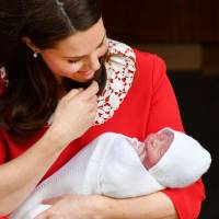 Britain\'s Catherine, Duchess of Cambridge holds her newborn son, her third child, as she shows him off to the media outside St. Mary\'s Hospital in central London on Monday. | AFP-JIJI