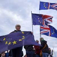Pro-EU supporters look on during a demonstration in Whitstable, southeast England, on Sunday against the Brexit transition deal that would see Britain continue to adhere to the Common Fisheries Policy after formally leaving the EU. | AFP-JIJI