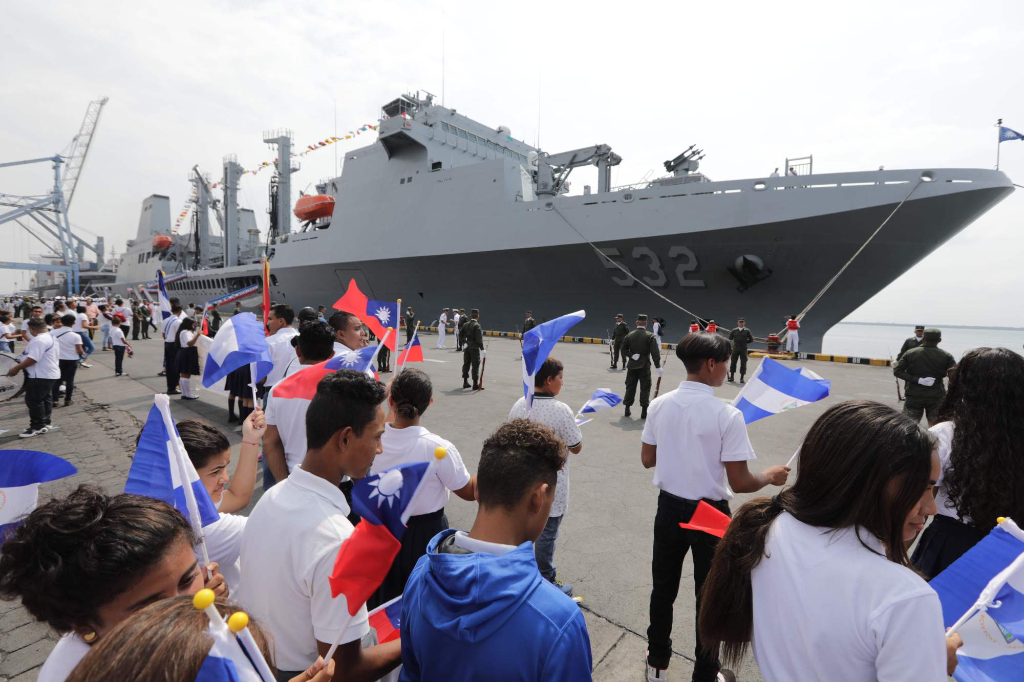 Nicaraguan students wave Taiwanese flags to welcome three Taiwanese Navy warships at Corinto port, some 150 km northwest of Managua, on Monday. | AFP-JIJI