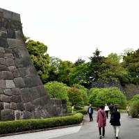 Tourists walk past the Bairinmon gate at the Imperial Palace in April. | YOSHIAKI MIURA